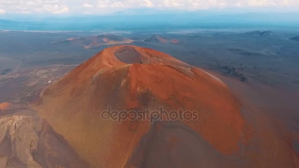 Fantástica vista do vulcão. vista aérea olhar para a cratera. Vídeo para fundo — Vídeo de Stock