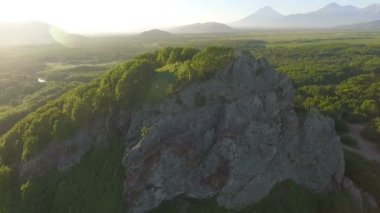 Havadan görünümü. Uçurumdan ormanı na uçan helikopter.