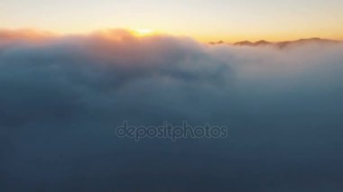 Uçan bulutlarda. Helikopter Bulutların arasından da yayılan. Güzel doğa. Alan ve dağ
