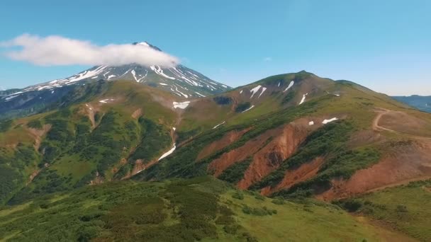 Flygfoto. Natursköna skott av en sjö med dimma på morgonen och ett berg i bakgrunden vid soluppgången — Stockvideo