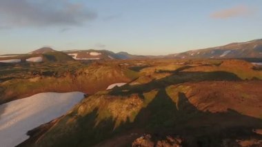 Havadan görünümü. Gün batımında uçan dağlarda