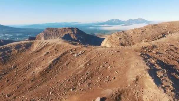 Vista aérea. Volando por el Cañón. Montaña roja . — Vídeos de Stock