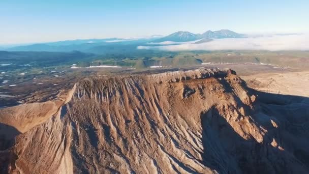 Widok z lotu ptaka. Latanie przez Kanion. Czerwona Góra. — Wideo stockowe