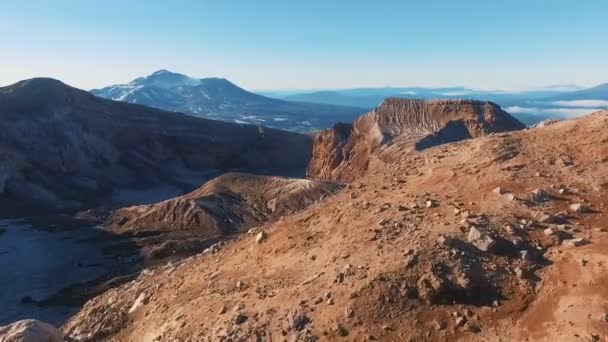 Vista aerea. Volare attraverso il Canyon. Montagna Rossa . — Video Stock