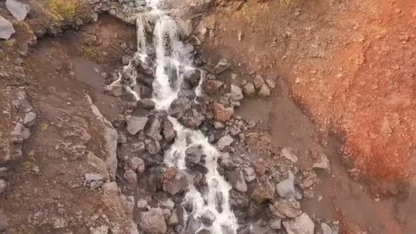 Vue Aérienne. Le ruisseau coulant dans les montagnes. Eau pure de montagne 
