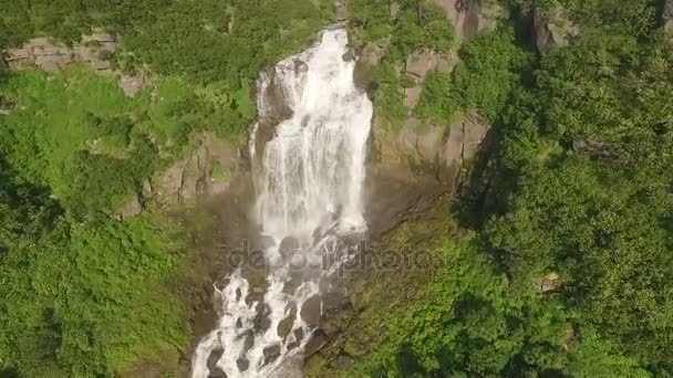 Gran cascada en verdes montañas. La cascada más larga y hermosa — Vídeos de Stock