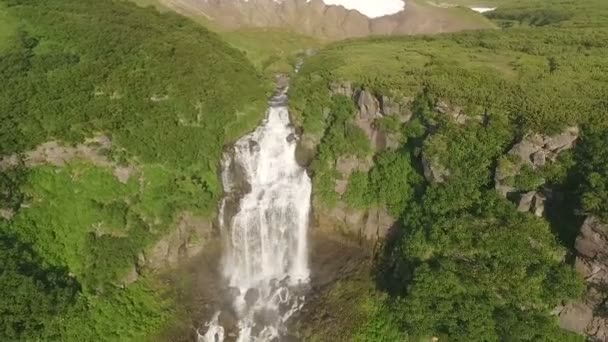 Grande cascade dans les montagnes verdoyantes. La plus longue et belle cascade 