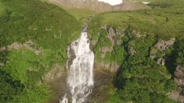 Gran cascada en verdes montañas. La cascada más larga y hermosa — Vídeos de Stock