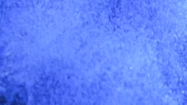 Blasen im Wasser. Sauerstoff in der Wasserblase. Wasser Hintergrund Textur h20. das Wasser kocht. — Stockvideo