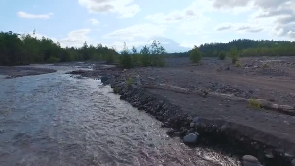 Vista aerea. Fiume sfocato tra le montagne. La strada è stata lavata con acqua — Video Stock