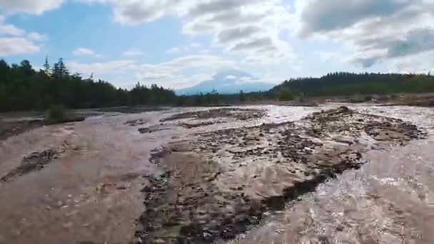 Vista aerea. Fiume sfocato tra le montagne. La strada è stata lavata con acqua — Video Stock