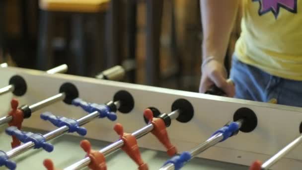 Iniciar huelga en el juego de futbolín. Los chicos juegan futbolín. El hombre está jugando al fútbol — Vídeo de stock