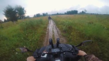 POV bir orman yoluyla kırsal bir wilderness yolda bir Atv sürüş