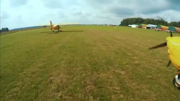 Vliegen in een licht vliegtuig. De camera is aangesloten op de vleugel van het vliegtuig — Stockvideo