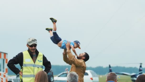 31.07.16 Aeroshow in mochishe, novosibirsk, sibirien, russland. Vater wirft seinen Sohn in die Luft. — Stockvideo