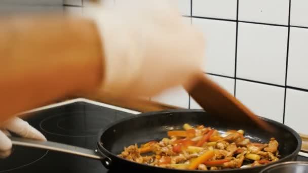 Comida chinesa. O cozinheiro está preparando comida chinesa. Um homem está a cozinhar num restaurante — Vídeo de Stock