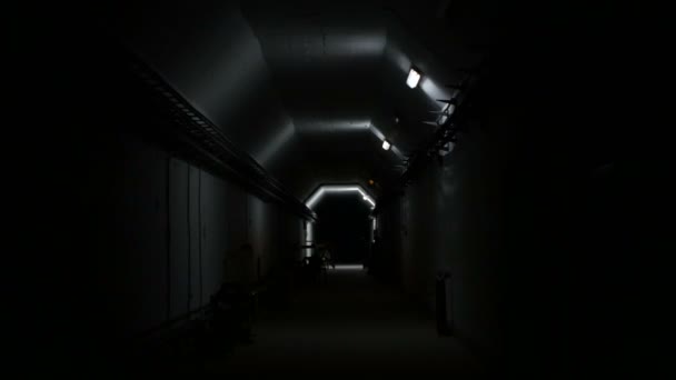 Uma cintilação muito bonita de luz no túnel. As lâmpadas cintilam nos túneis. Ciência laboratorial — Vídeo de Stock