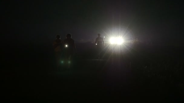 Człowiek z latarką w ręku, badanie samochodów na ulicy. Wieczór noc czas — Wideo stockowe