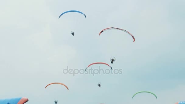 Il parapendio sorvola la terra. Parapendio. Parapendio motorizzato che vola nel cielo. Paracadute — Video Stock