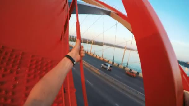 Extreme sporten. Jonge jongens uitvoeren stunts bovenop. Rufer klim op de brug. — Stockvideo