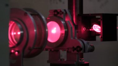 Laboratuvarda bir lazer sistemi ile deneyler. Lazer Kesim Makinası. bir lazer ile laboratuvar