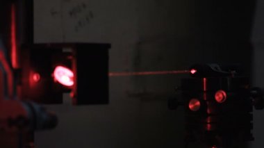Laboratuvarda bir lazer sistemi ile deneyler. Lazer Kesim Makinası. bir lazer ile laboratuvar