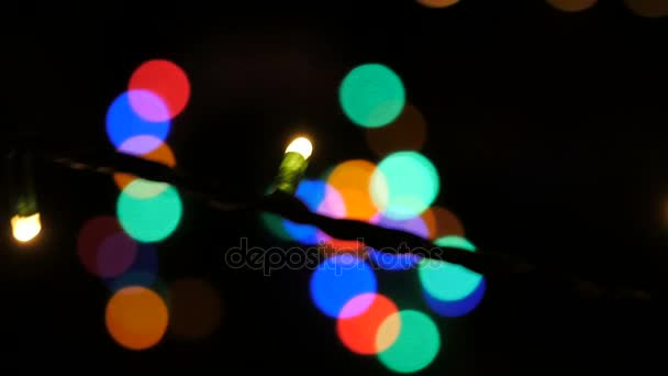多彩多姿的圣诞灯饰迪斯科舞厅。多彩色的手电筒闪光。红色、 黄色和蓝色 — 图库视频影像