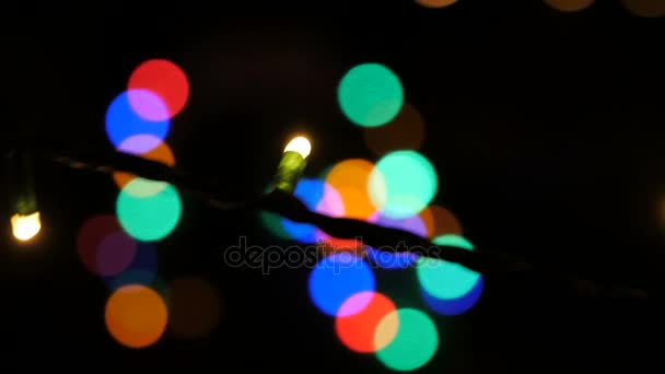 Lumières de Noël multicolores dans une discothèque. Lampes de poche multicolores clignotent. Rouge, jaune et bleu 