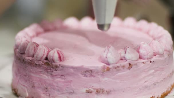 Cucinare una torta per una vacanza. Cuocere la torta per il compleanno. Il cuoco prepara pasticcini. Crema di torta — Video Stock