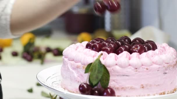 Cocinar un pastel para unas vacaciones. Hornear pastel para el cumpleaños. El cocinero prepara la cocción. Crema de pastel — Vídeo de stock