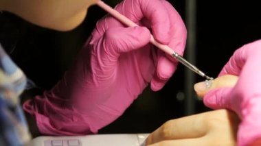 Manikür yapın. Alışılmadık bir güzel manikür Güzellik Salonu içinde. Kızlar onların çivi boya. Manikür