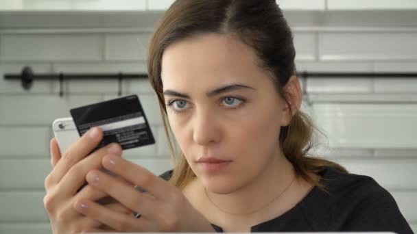 Banca en línea hermosa mujer usando compras de teléfonos inteligentes en línea con tarjeta de crédito en el estilo de vida casero — Vídeos de Stock