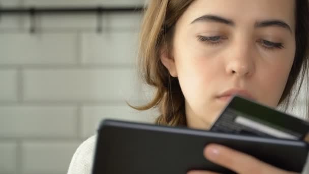 Mujer joven haciendo compras en línea en la tableta en casa. Banca en línea con tableta. compras en línea — Vídeos de Stock