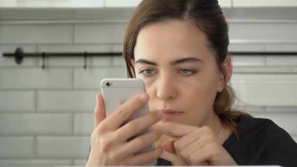 Mulher mãos mensagens de texto no smartphone. Conceito de Internet, comunicação e tecnologia — Vídeo de Stock