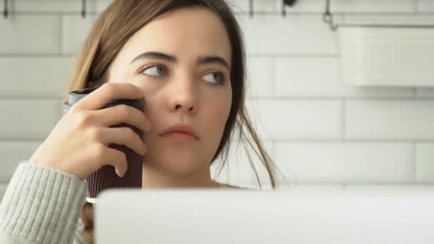 Escritor escribe el texto y bebe café. Mujer está trabajando detrás de un ordenador portátil y está bebiendo café — Vídeo de stock