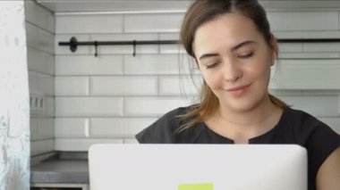 Düşünmek, hayal, icat ve hayal ediyorum. Kız yaratıcı bir metni yazar. Kız bir laptop için çalışır. kadın
