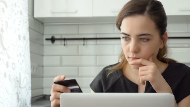 Compras online. Mão feminina segurando um cartão de crédito de ouro e compras online. mulher usando computador — Vídeo de Stock