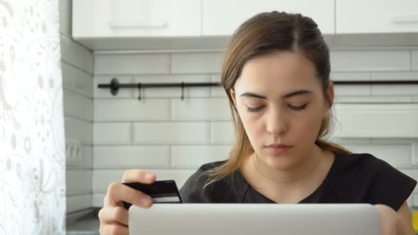 Compras en línea. Mano femenina sosteniendo una tarjeta de crédito de oro y compras en línea. mujer usando computadora — Vídeo de stock