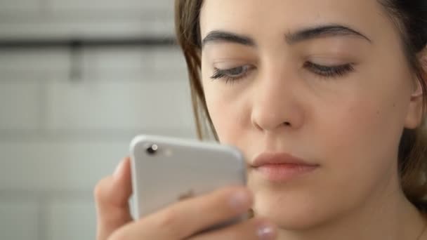 Mooie vrouw online bankieren met behulp van smartphone online winkelen met creditcard thuis levensstijl — Stockvideo