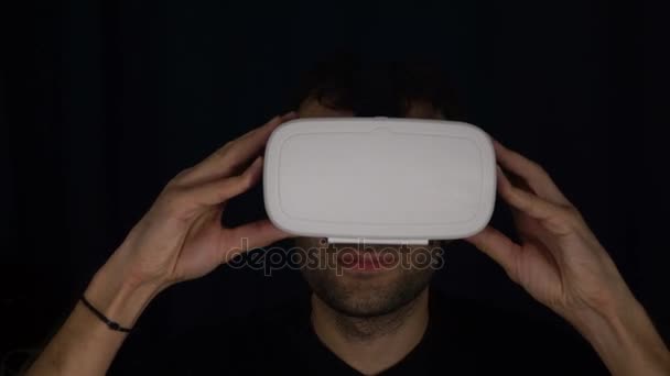 Человек в очках виртуальной реальности. Studio shot.Virtual Reality Console Headset Play 3D Gaming — стоковое видео