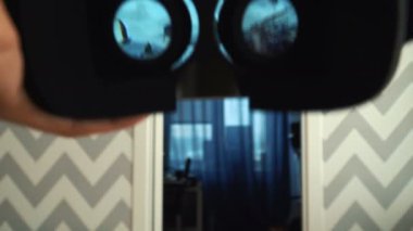 Sanal gerçeklik maskesi. Yakın çekim. Bir sanal gerçeklik kulaklık an immersive grafik deneyim tanıyor