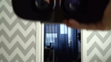 Sanal gerçeklik maskesi. Yakın çekim. Bir sanal gerçeklik kulaklık an immersive grafik deneyim tanıyor