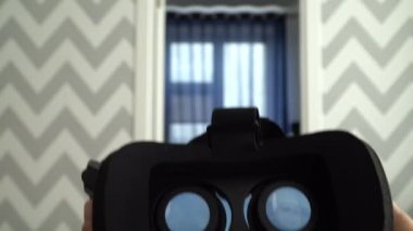 Sanal gerçeklik maskesi. Yakın çekim. Bir sanal gerçeklik kulaklık an immersive grafik deneyim tanıyor