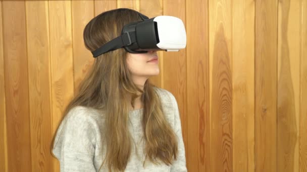 Kobieta używa okulary wirtualnej rzeczywistości. Młoda kobieta w okulary wirtualnej rzeczywistości. VR 360 — Wideo stockowe