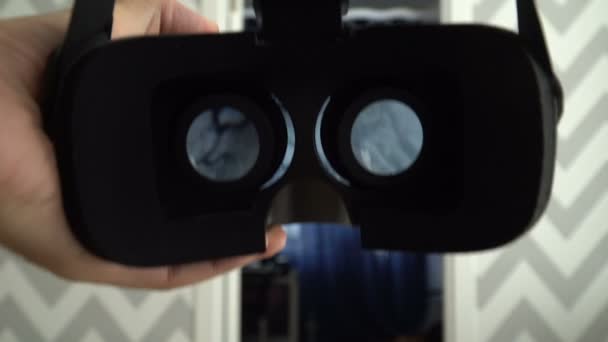 Máscara de realidad virtual. De cerca. Un auricular de realidad virtual ofrece una experiencia gráfica inmersiva — Vídeo de stock