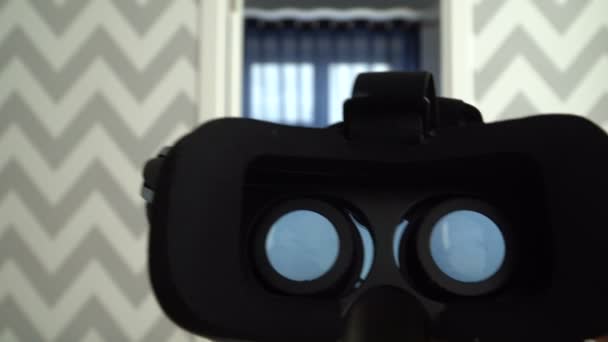 Máscara de realidad virtual. De cerca. Un auricular de realidad virtual ofrece una experiencia gráfica inmersiva — Vídeos de Stock