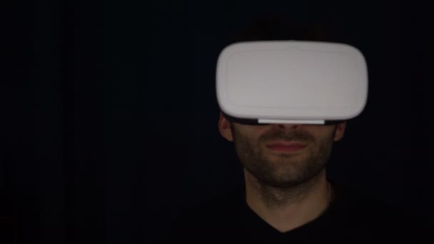 Ο άνθρωπος βάζει σε μια συσκευή VR. Άνδρα που φοράει εικονική πραγματικότητα γυαλιά. Ο άνθρωπος φορώντας Vr ακουστικά — Αρχείο Βίντεο