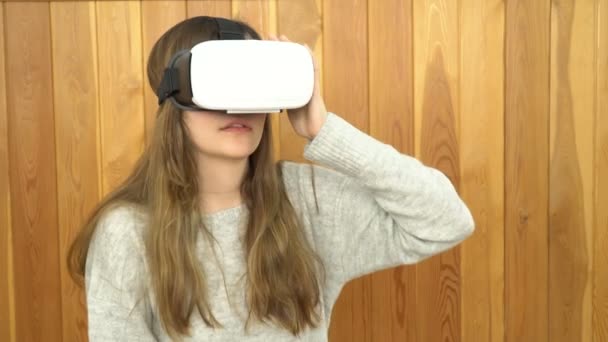 Vrouw maakt gebruik van een virtual reality-bril. Jonge vrouw in Virtual Reality bril. Virtuele werkelijkheid spel. — Stockvideo