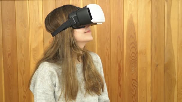 女性は、仮想現実の眼鏡を使用してください。仮想現実の眼鏡の若い女性。ゲームの Vr を再生女性 — ストック動画