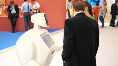 Novosibirsk Rusya - 29 Haziran 2017: Sergiler, insanlarla iletişim kurmak için kullandığı Robot. Robot ile etkileşimli göstermek ziyaretçiler bir iş merkezi ile iletişim kurar. İnsanlar onun dokunmatik ekranın kullanılması
